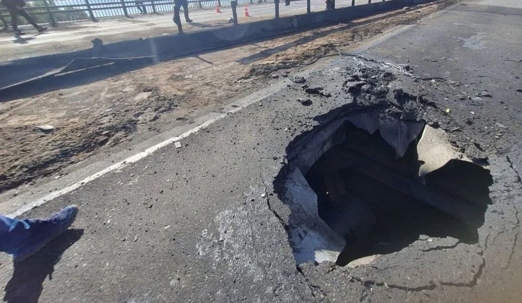 Рух відновлено: фахівці усунули наслідки ворожої атаки 4 жовтня на Північному мосту в Києві Рух відновлено: фахівці усунули наслідки ворожої атаки 4 жовтня на Північному мосту в Києві